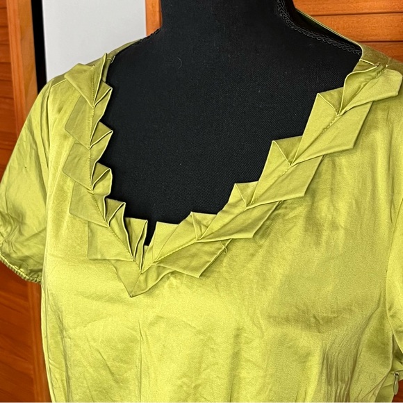 Limited Green Short Sleeve V-neck Blouse - Picture 3 of 4